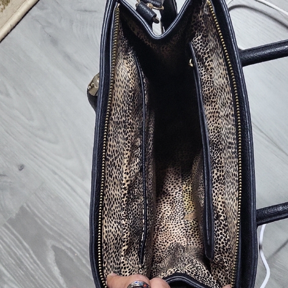 Elegant Black Leather Handbag - Picture 4 of 8